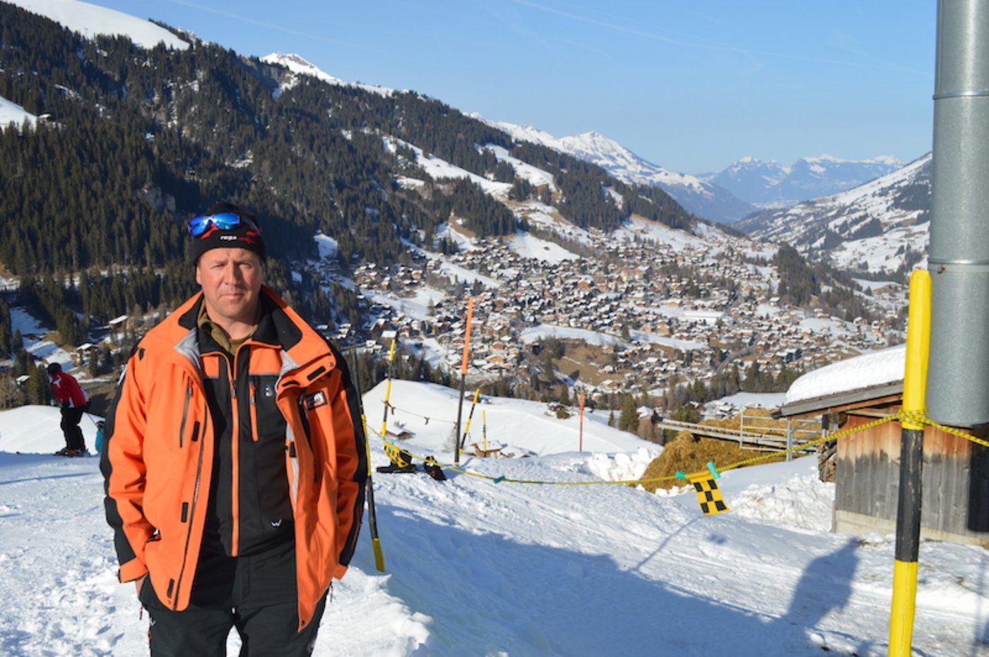 Der gemütliche Adelbodner Albrecht Hari, hat seinen Hof neben der Weltcup-Piste Chuenisbärgli stehen. (Bild asa)