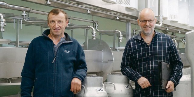 Vorstandsmitglied Hubert Jenny (links) und Architekt Fredy Ryser vor der offenen Duplex-Wendepresse im Neubau.(Bild Josef Jungo)