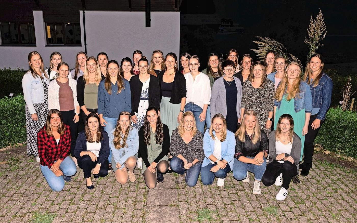 Die Absolventinnen des Vollzeit- und des modularen Gesamtlehrganges.