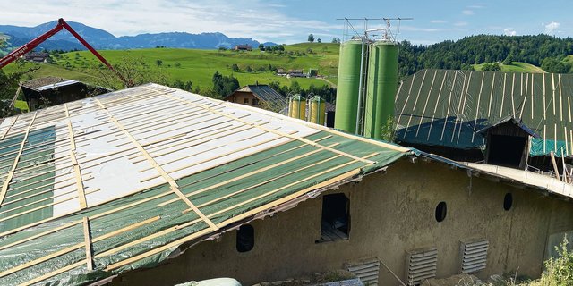 Viele Dächer sind derzeit nur notdürftig mit Plastikblachen gedeckt. Bis das neue Dach steht – teilweise werden Eternit oder Ziegel gleich durch Blech ersetzt – dürfte es noch Monate dauern. (Bild GVL)