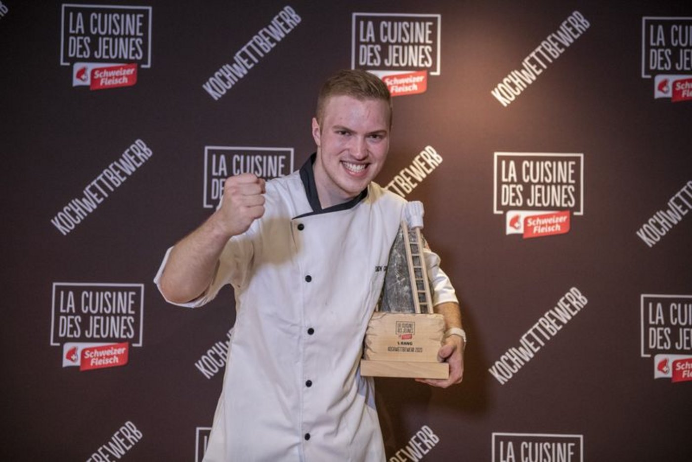 Der Sieger Simon Grimbichler. Der Wettbewerb stand unter dem Motto «The Art of Pork! Zeig uns grosse Kochkunst – mit deiner Kreation aus bestem Schweizer Schweinefleisch.» (Bild Proviande)