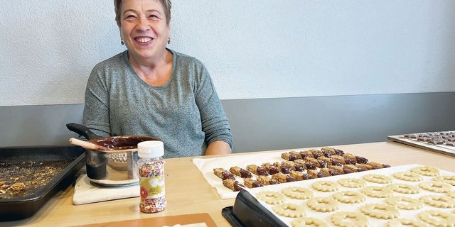 Maria Gislers Backsession findet jeweils in der eigenen Küche statt. Schätzungsweise eine Woche sitzt sie jeweils an dieser Arbeit, begleitet von Weihnachtsliedern.