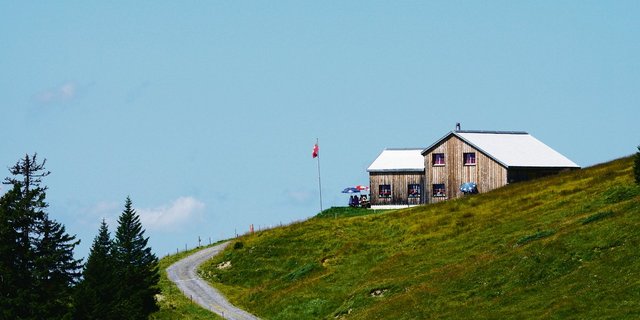 Grundsätzlich schulden Wirte von Alpbeizen auch in Corona-Zeiten den Pachtzins. Man kann aber eine Reduktion verlangen.(Bild pixabay)