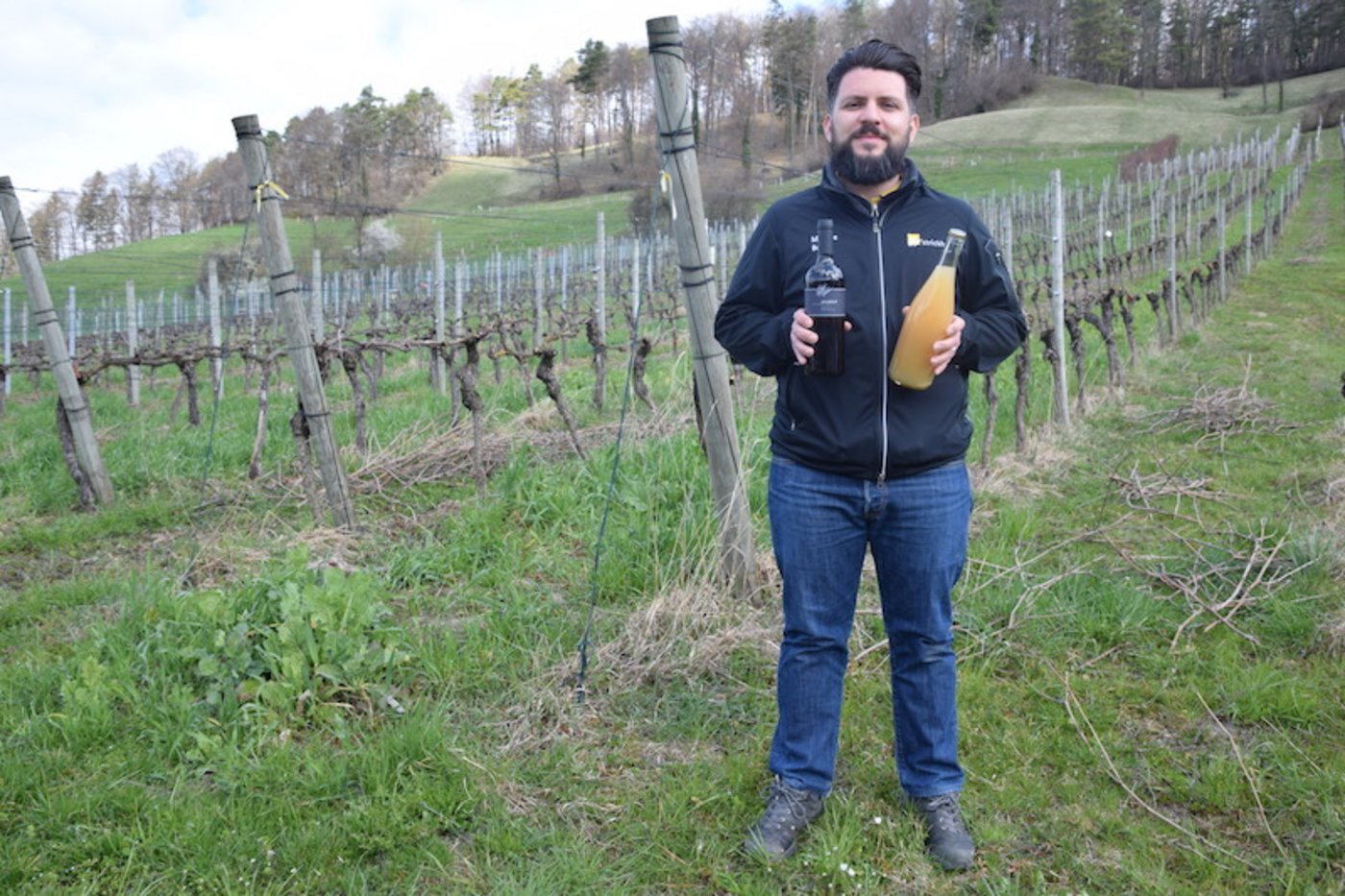 Michele Bono, Betriebsleiter Rebbau und Trotte am Strickhof, hat sichtlich Freude an seinen Trendprodukten: Orange Wine (links) und Pétillant Naturel. (Bild et)