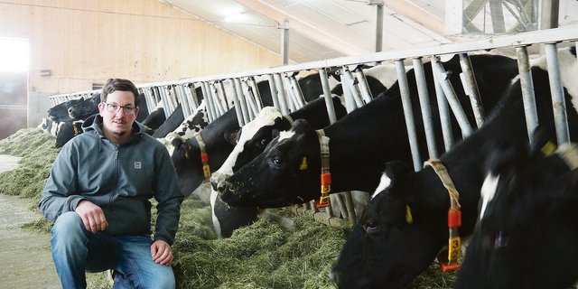 Reto Büssers Zuchtziel ist  eine Herde, die möglichst viel Milch aus dem Grundfutter produziert.(Bild Christian Weber)