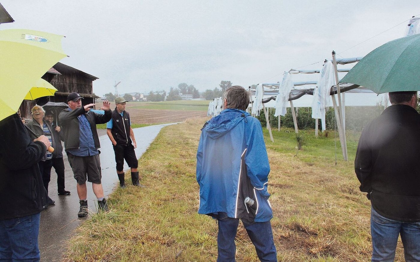 Martin Meier zeigt seine Obstanlagen, die ein Tornado im Sommer 2021 verwüstete. 