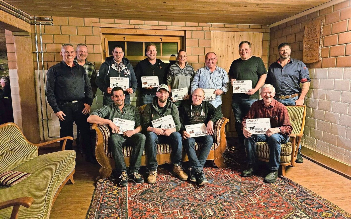 Michel Geinoz (links) und Ueli Schärz (rechts) konnten im Gebiet der Vereinigung Mittelländischer Viehzuchtgenossenschaften zehn Kühe für eine Lebensleistung von 100 000 kg auszeichnen.