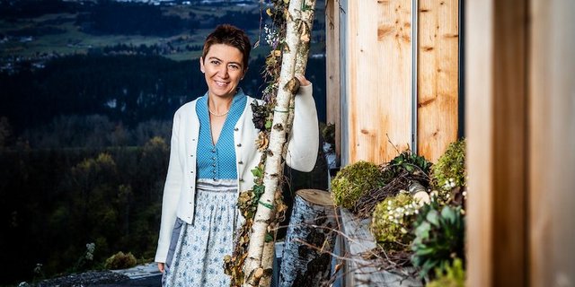 Flurina Candinas hat sich mit ihren Capuns und den herzförmigen Caramelköpfli zum Sieg gekocht. Ihr persönlich hat die Dekoration besonders gut gefallen. Die Landfrauen durften in einem herbstlichen Birkenwald zu Abend essen. (Bilder SRF/Ueli Christoffel)