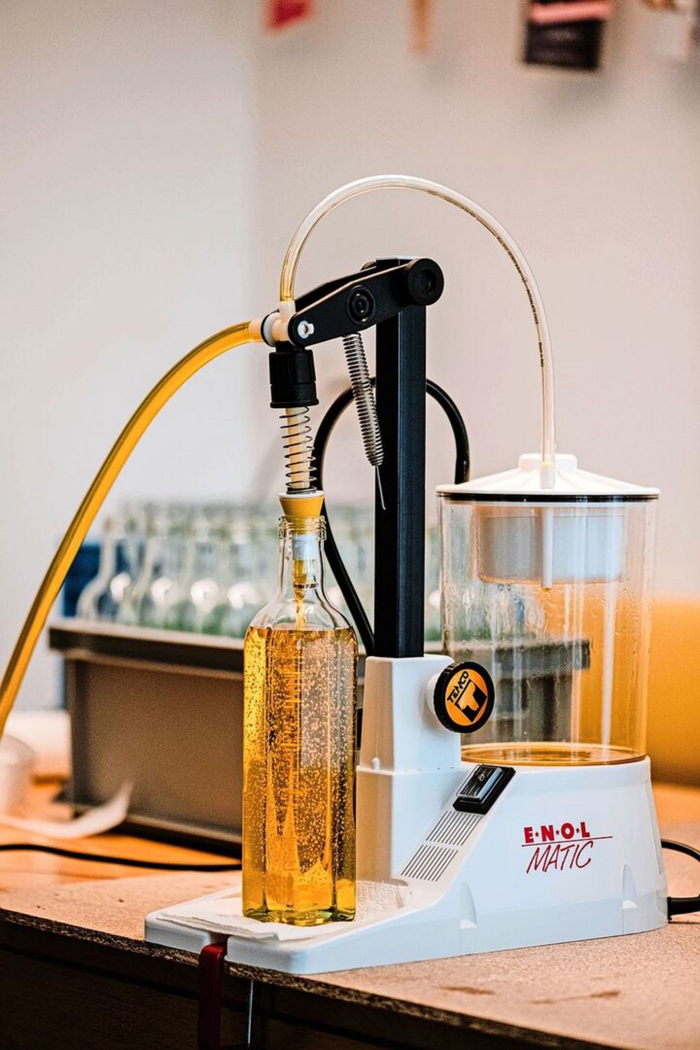 Das Öl wird vor Ort abgefüllt.