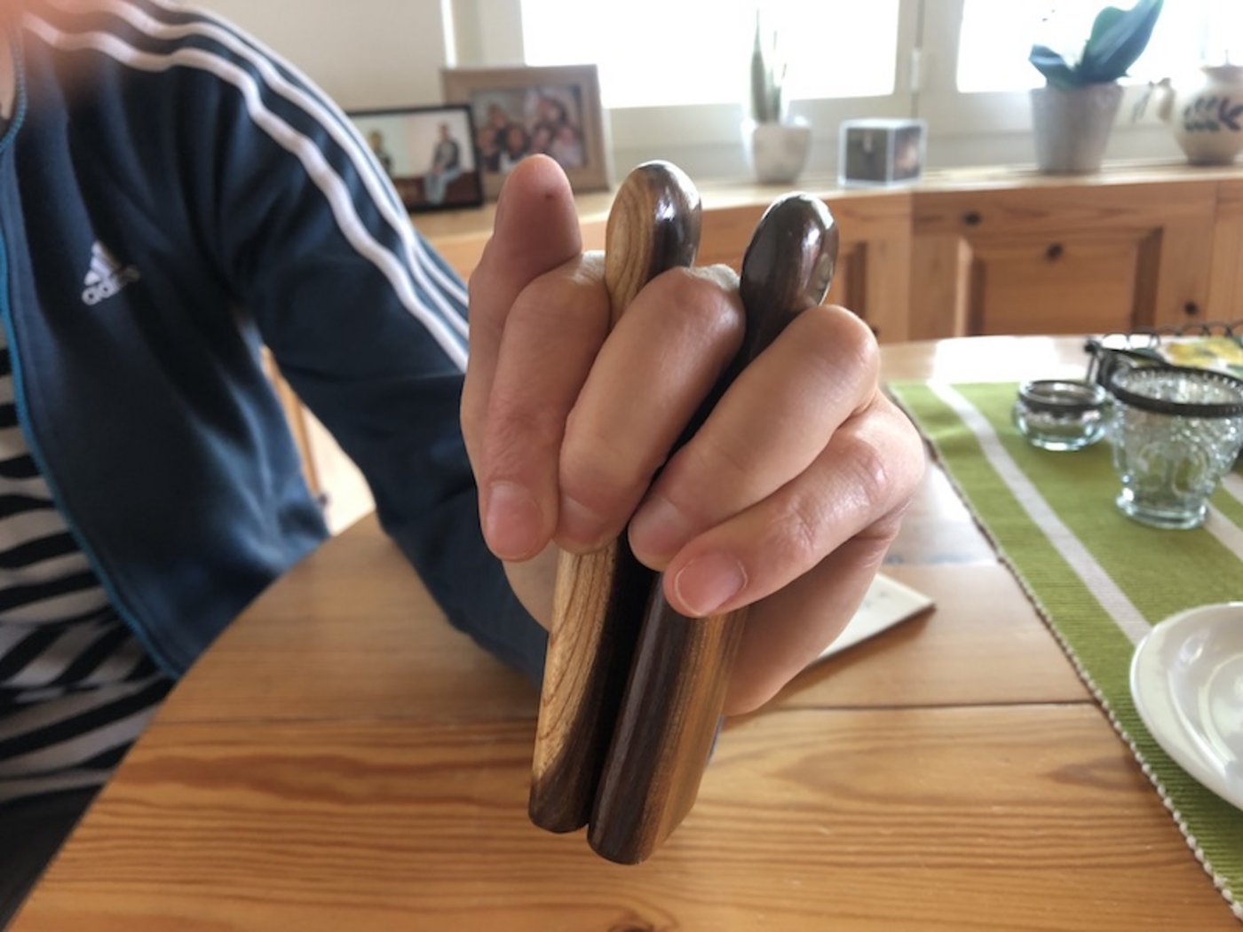 Die Chlefeli werden beidseits des Mittelfingers eingeklemmt. (Bild und Video et)