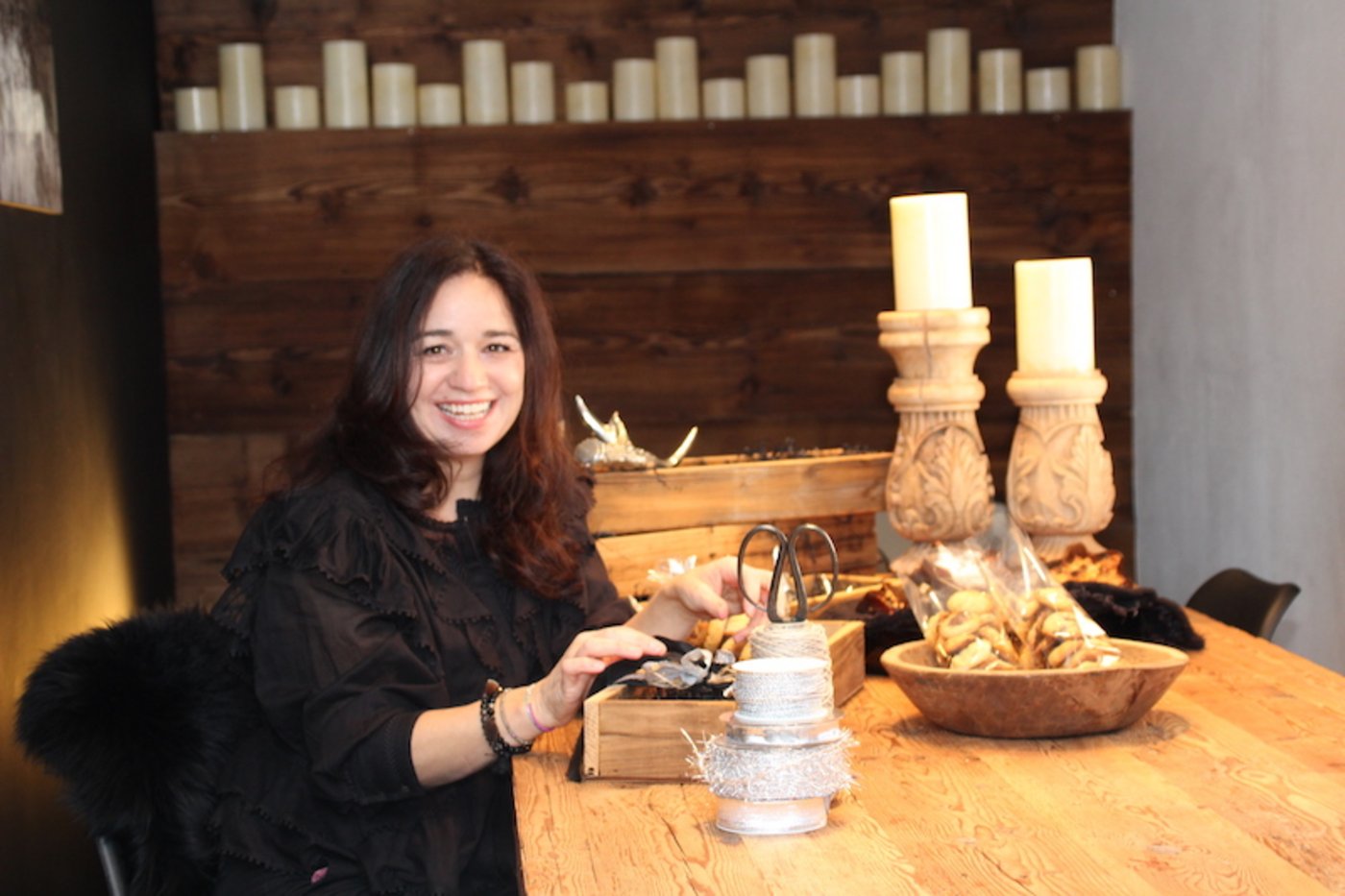 Jacqueline Stgier Knufermann, ganz in ihrer Lieblingsfarbe Schwarz gekleidet, liebt es, in ihrem Apéro-Raum Produkte für den Hofladen geschmackvoll zu verpacken. (Bild Franziska Schawalder)