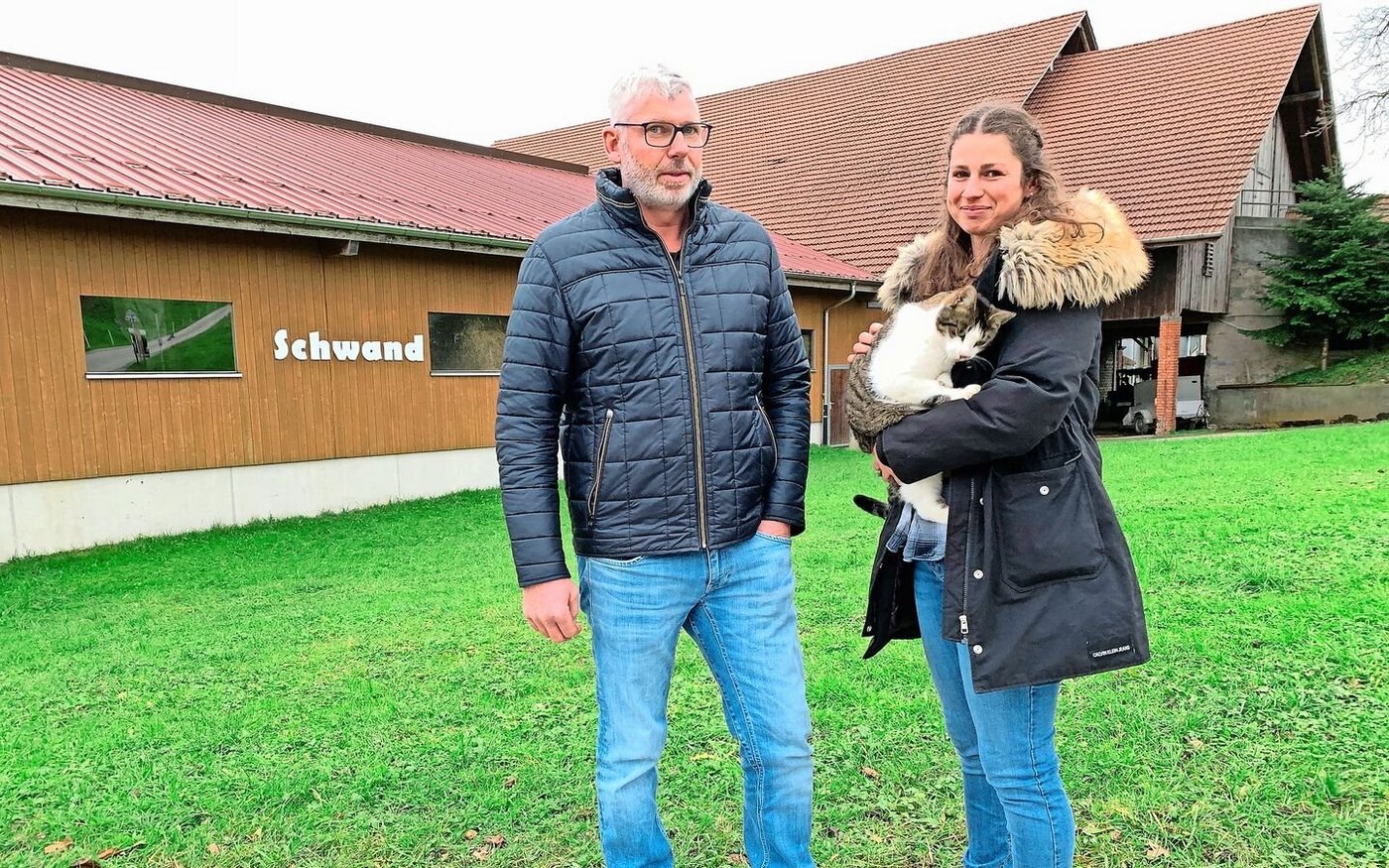 Ein eingespieltes Team: Die neue Betriebsleiterin Daniela mit Vater Albert Köpfli vor der Milchviehscheune auf der Schwand in Hellbühl. 