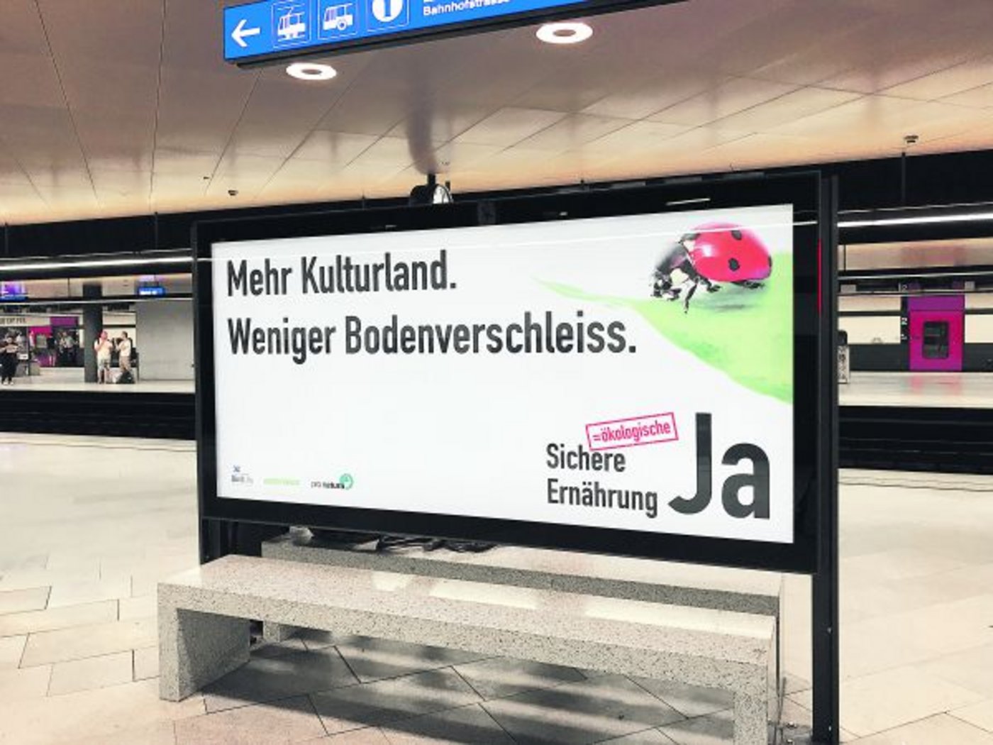 Kampagne mit Hintergedanken: Eines der Plakatsujets von Greenpeace, Pro Natura und Vogelschutz für ein Ja zur Ernährungssicherheit in der Verfassung. (Bild akr)