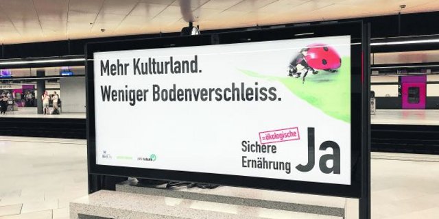 Kampagne mit Hintergedanken: Eines der Plakatsujets von Greenpeace, Pro Natura und Vogelschutz für ein Ja zur Ernährungssicherheit in der Verfassung. (Bild akr)
