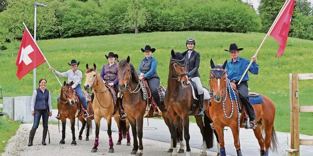 Sie freuen sich auf ihren Auftritt an der grossen Show in Lenzburg und den Pferdetreck dorthin. Links Sanja Leuenberger.