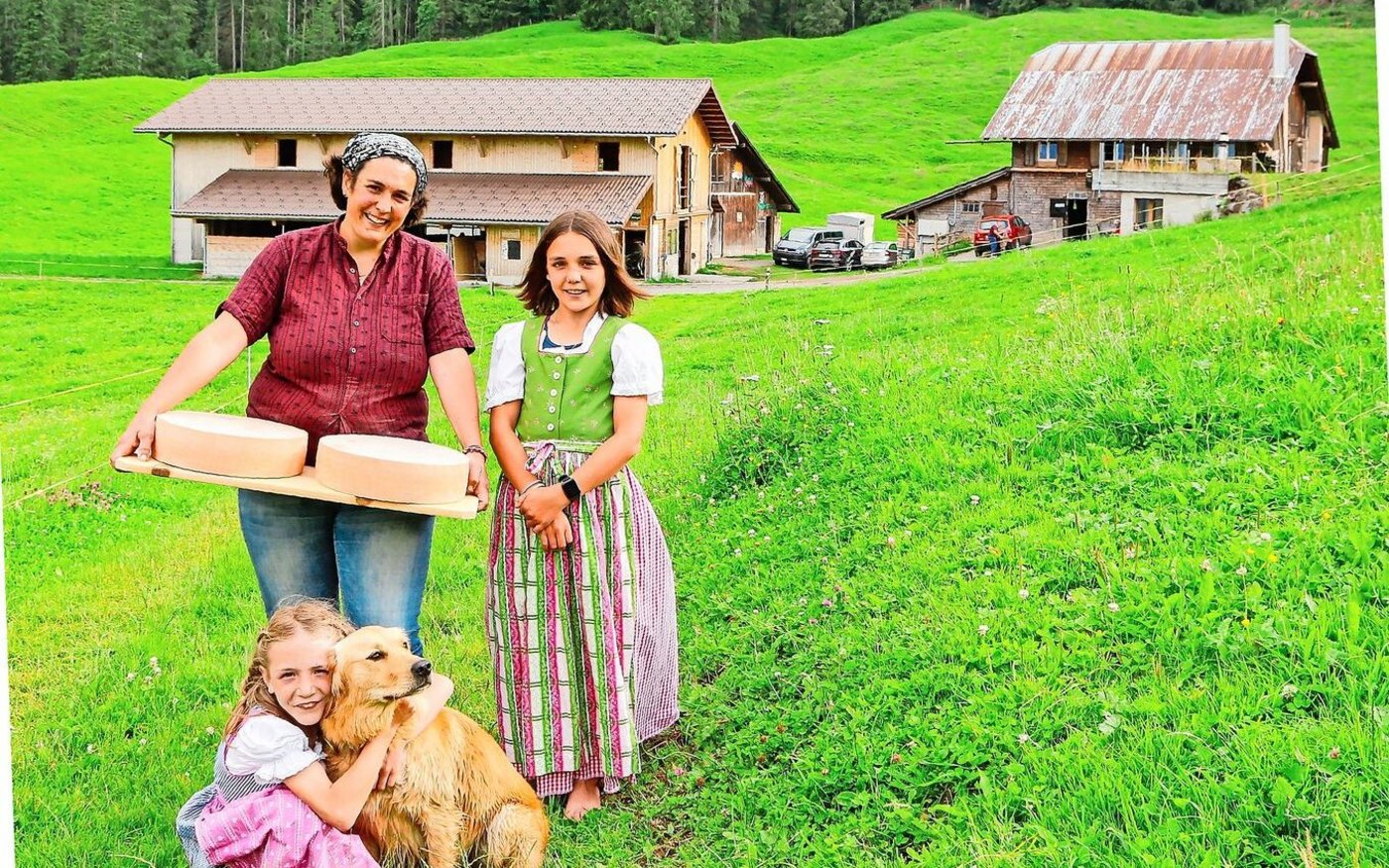Katrin Odermatt mit Laura (rechts) und Mona mit Hund Kira vor ihrer Alp Lochhütte auf Wiesenberg.