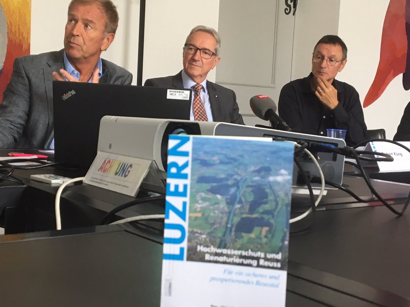 V. l. n. r.: Projektleiter Urs Zehnder, Regierungsrat Robert Küng und Stefan Moser von der Land- und Forstwirtschaftlichen Begleitplanung. (Bild js)