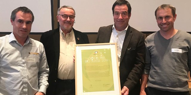 Bieraria-Geschäftsführer Reto Rauch, Jurypräsident Fritz Schneider, Andrea Gilli, VR-Präsident der Bieraria Tschlin und Fadri Riatsch, Vorstandsmitglied von Bio Grischun (v.l.). (Bild akr)