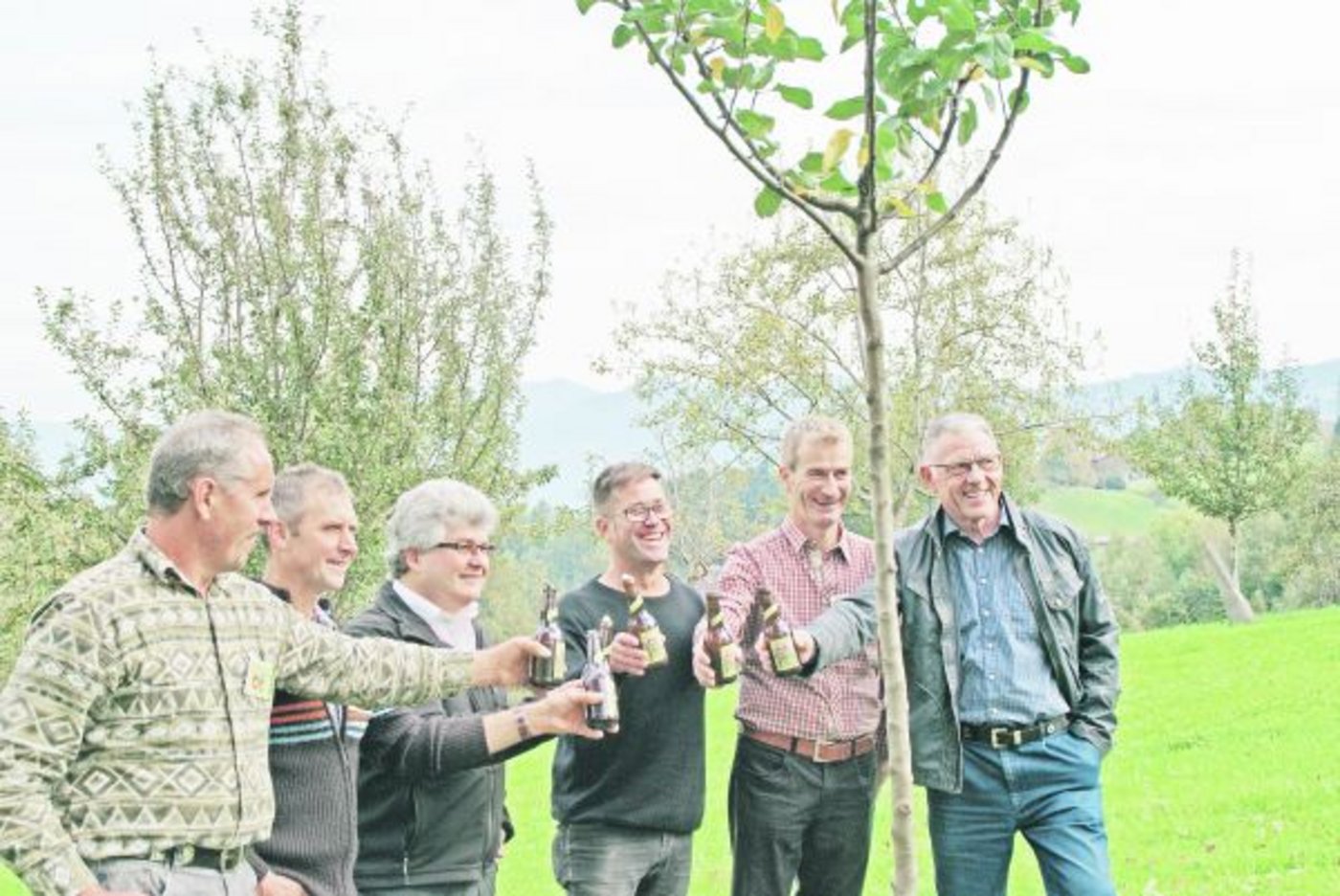 Stossen an auf Bschorle (v. l. n. r.): Thomas Heierle (Kassier des Vereins), Paul Federer (Aktuar), Ivo Bischofberger, Markus Reutimann, Fredi Klee und Hans Sonderegger von der Brauerei Locher. (Bild Michael Götz)