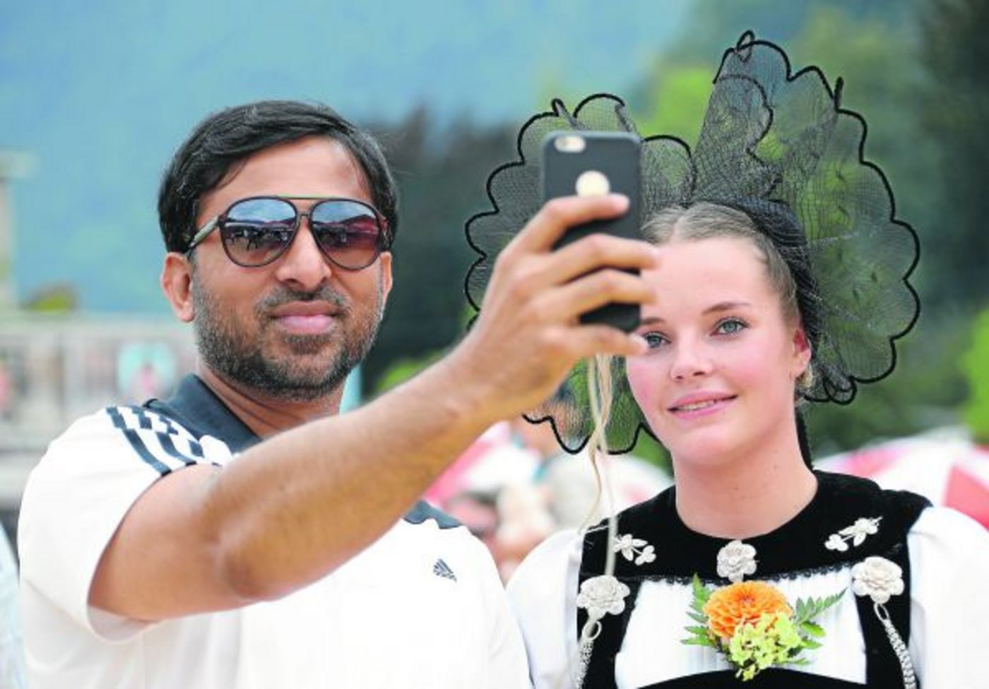 Volksfeste sind längst nicht nur noch für Bauern und Dörfler. Das Unspunnenfest 2017 wurde gekonnt vermarktet. Zeitweise wussten die Touristen gar nicht mehr, mit welchem Sujet sie ihre Selfies anreichern sollen. (Bild Swiss-Image/Andy Mettler)