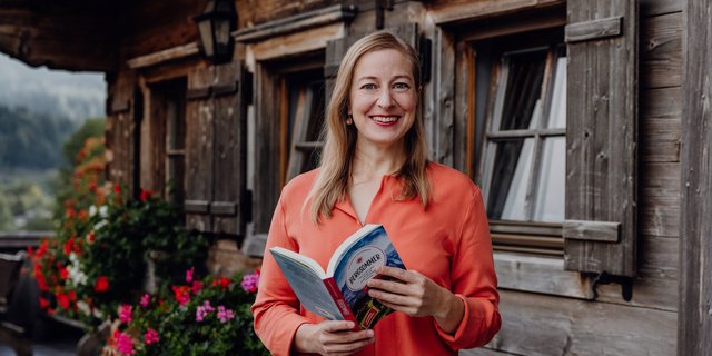 Katharina Afflerbach mit ihrem Buch «Bergsommer: Wie mir das Leben in den Alpen Kraft und Klarheit schenkte» (Bilder Katharina Afflerbach)