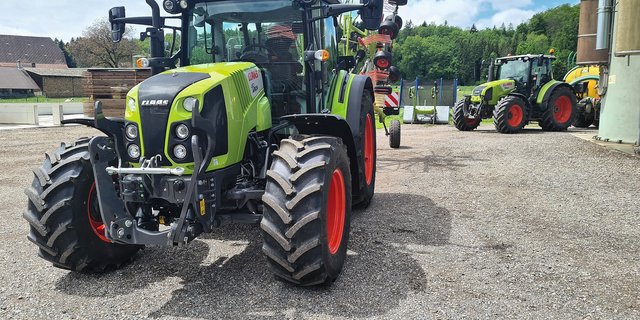 Der Claas Arion 410 von Christian Zahnd in Niederönz BE leistet 90 PS und wird vor allem im Grünland eingesetzt und später auch bei der Kartoffelernte. Bild: die grüne/Beat Schmid