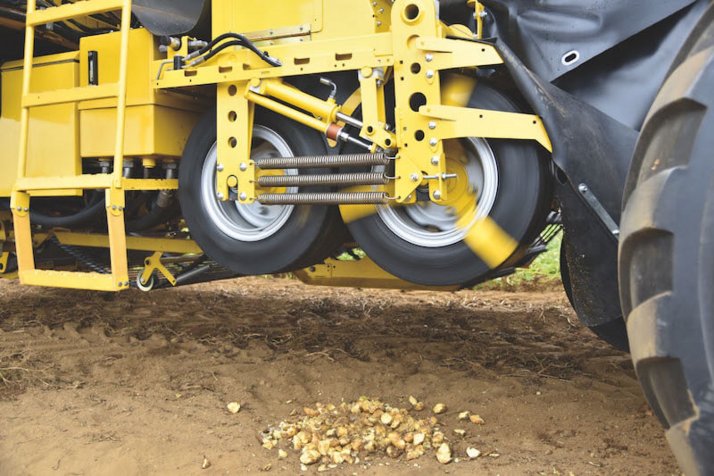 Die neue Kartoffelquetsche im Einsatz. Für das Bild wurde die Schutzplatte entfernt. (Bild zVg)