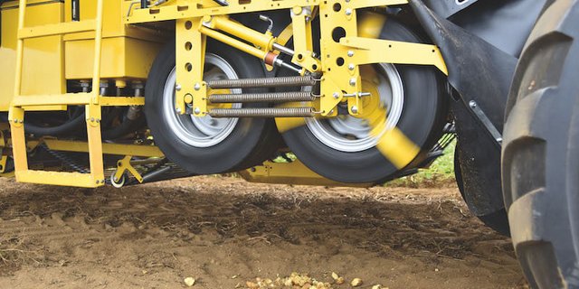 Die neue Kartoffelquetsche im Einsatz. Für das Bild wurde die Schutzplatte entfernt. (Bild zVg)