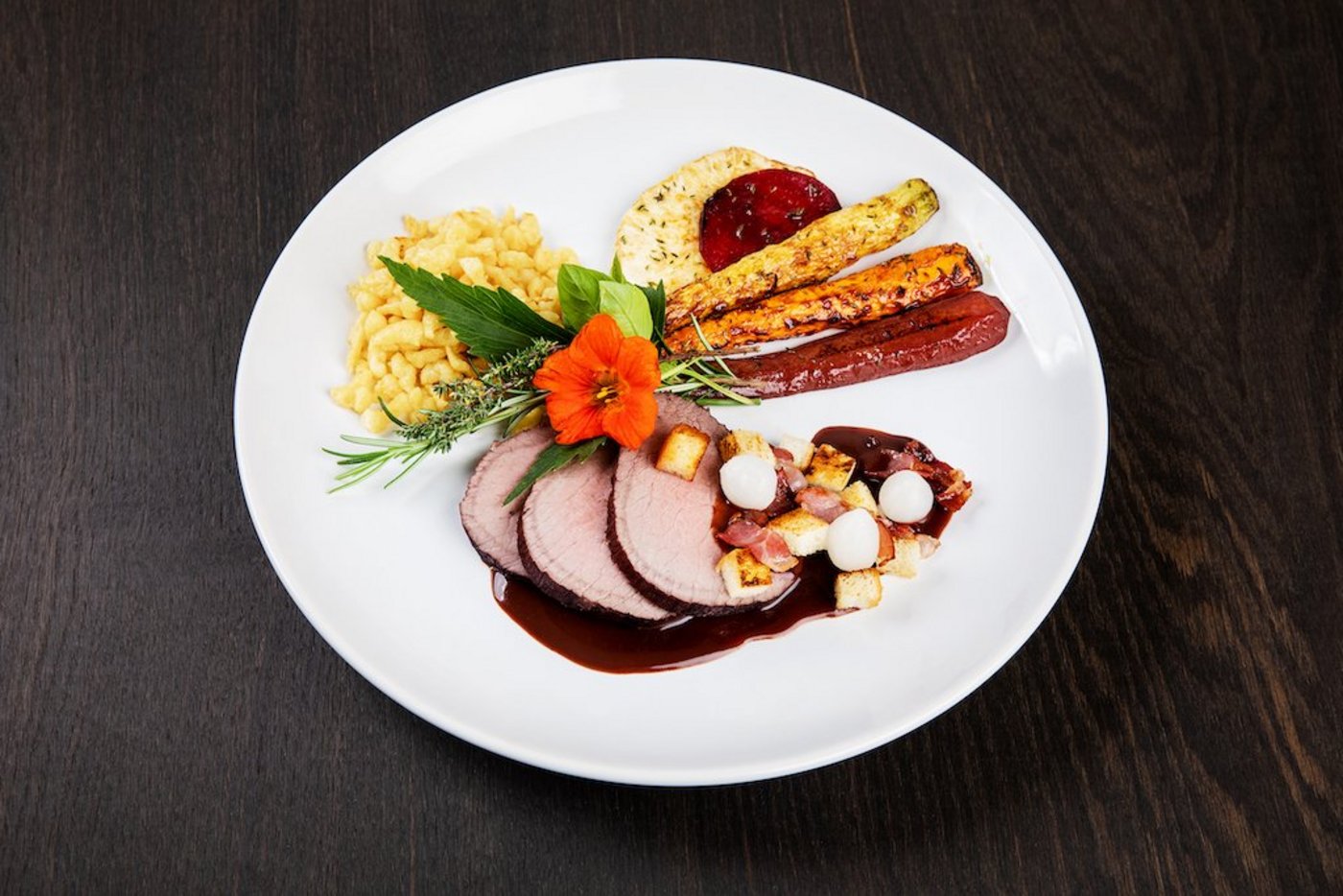 Suure Mocke vom Gallowayrind mit Urdinkelmehlknöpfli und Wurzelgemüse. (Bild SRF/ Ueli Christoffel)