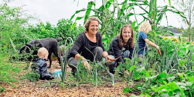 Die Ausbildnerin Tamara Vogel (l.) holt mit ihrer Agriprakti-Jugendlichen Vivien Schönbächler, ihren beiden Kleinkindern und dem Hund frische Karotten aus dem Garten.
