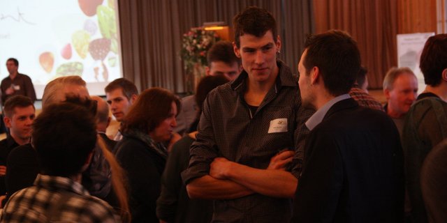 Im zweiten Teil der Veranstaltung blieb den Teilnehmerinnen und Teilnehmern genug Zeit, um sich auszutauschen, so wie hier Lucas Kempter, Meisterlandwirt (Bildmitte), mit Christian Bucher, Inforama Seeland, Ins. 