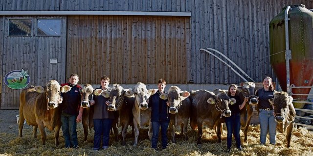 Familie Scherrer mit Hansueli, Reto, Andrea, Rahel und Ramona und ihren acht 100 000-er-Kühen (v. l.): Sereina, Regina, Flora, Ulli, Bella, Wega, Sara und Gisi.