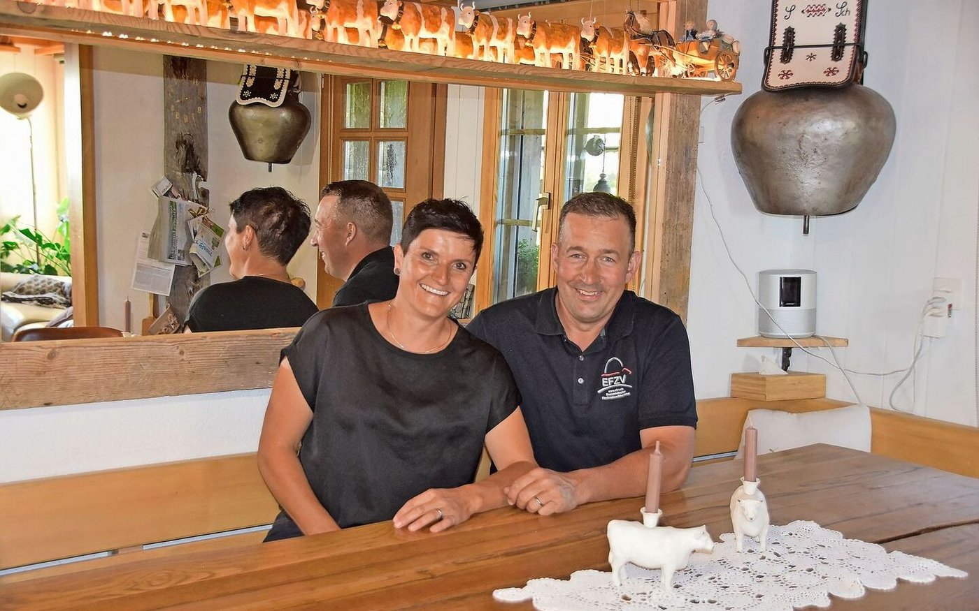 Als Richterteam werden Sabine und Jakob Schenk oft engagiert. Ihr Herz schlägt für das Brauchtum, das Jodeln und schöne Kühe. 