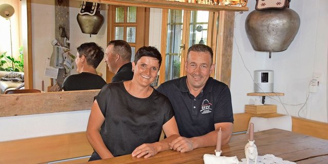 Als Richterteam werden Sabine und Jakob Schenk oft engagiert. Ihr Herz schlägt für das Brauchtum, das Jodeln und schöne Kühe. 