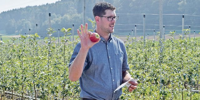 Unabhängig vom Abstimmungsresultat bedeuten die Pflanzenschutz-Initiativen nicht das Ende der Schweizer Landwirtschaft, sagt Ralph Gilg, hier an einem Anlass zum Start der Obsternte.(Bild sgi)