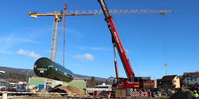 Alles ist bereit, um den 28 Tonnen schweren Tank, mit einem Volumen von 120`000 Litern, zu versenken. (Bilder Benildis Bentolila)   