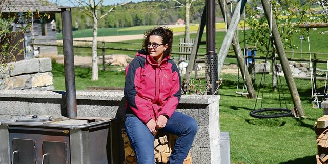Der Garten mit Spielplatz, Tieren und der Outdoorküche, ausgestattet mit Holzherd, Feuerstelle, Grill und einem Selbstbedienungs­angebot an Würsten und Getränken lädt Gäste nach dem Besuch des Erlebnisweges zum Verweilen ein. (Bilder Andrea Wyss)