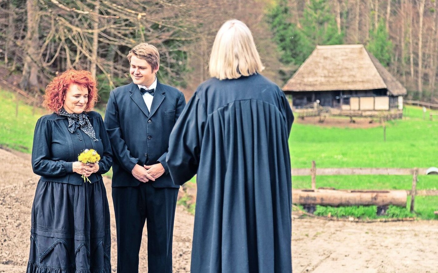 Die Magd Rötele heiratet früh ihren Hans – doch glücklich wird sie diese Ehe nicht machen. 