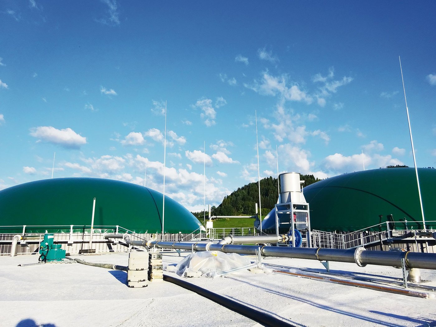 Mit dem Treibstoff-Zuschlag im CO2-Gesetz sollen Kompensationsprojekte finanziell gefördert werden, so etwa Programme für Biogasanlagen und nitrifikationshemmende Düngemittel.(Bild Armin Emmenegger)