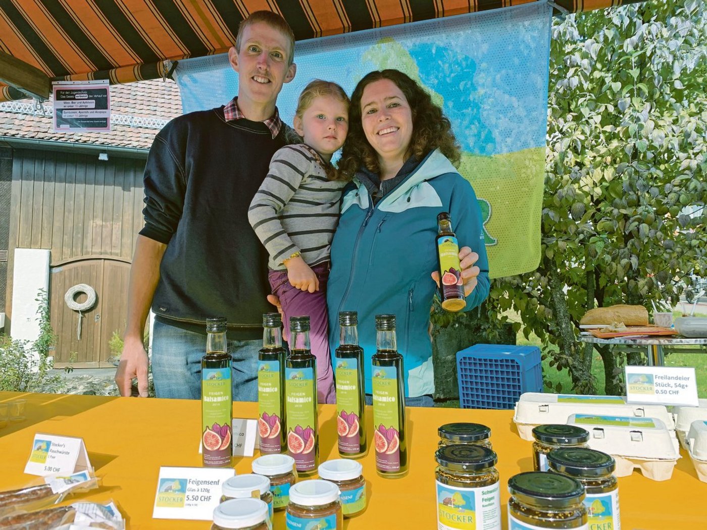 Stefan, Alina und Andrea Stocker präsentieren den neuen selbst gemachten Feigen-Balsamico. (Bild Josef Scherer)