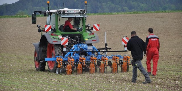 Mit Smart-Farming-Technologien wird heute viel experimentiert, z. B. hier bei einem Versuch an der Swiss Future Farm mit einem GPS-gesteuerten Hackgerät. (Bild BauZ)