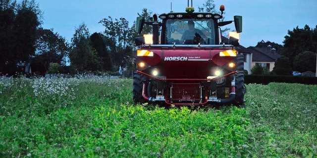 Letzter Programmpunkt der Veranstaltung: Direktsaat einer doppelten Gründüngung in die abfrierende UFA Legu Fit. Der forstharte Bestand soll im Frühling mit einer Messerwalze terminiert werden.