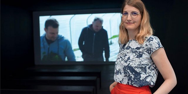 Regisseurin Nadine Widmer - selbst Bauerntochter - hat einen Kurzfilm über die konventionell produzierenden Bauern Roland Hubler (hinten links) und seinen Vater Robert gedreht. (Bild Priska Ketterer)