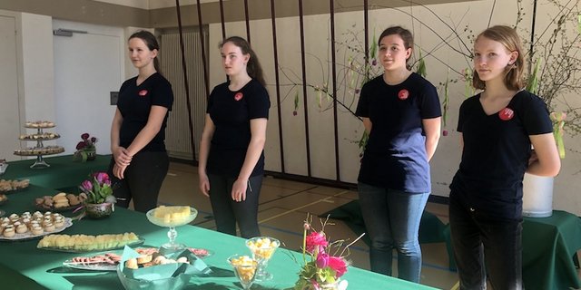 Schülerinnen und Schüler bereiteten den Apéro für die Gäste zu. (Bilder et)