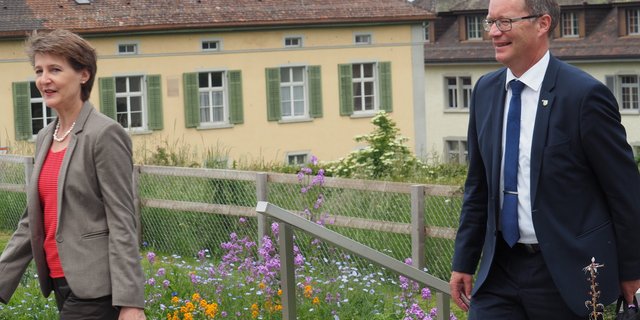 Simonetta Sommaruga mit dem Thurgauer Regierungsrat Walter Schönholzer. Die Bundespräsidentin besuchte am Tag der Biodiversität das BBZ Arnenberg. (Bilder Christian Weber)
