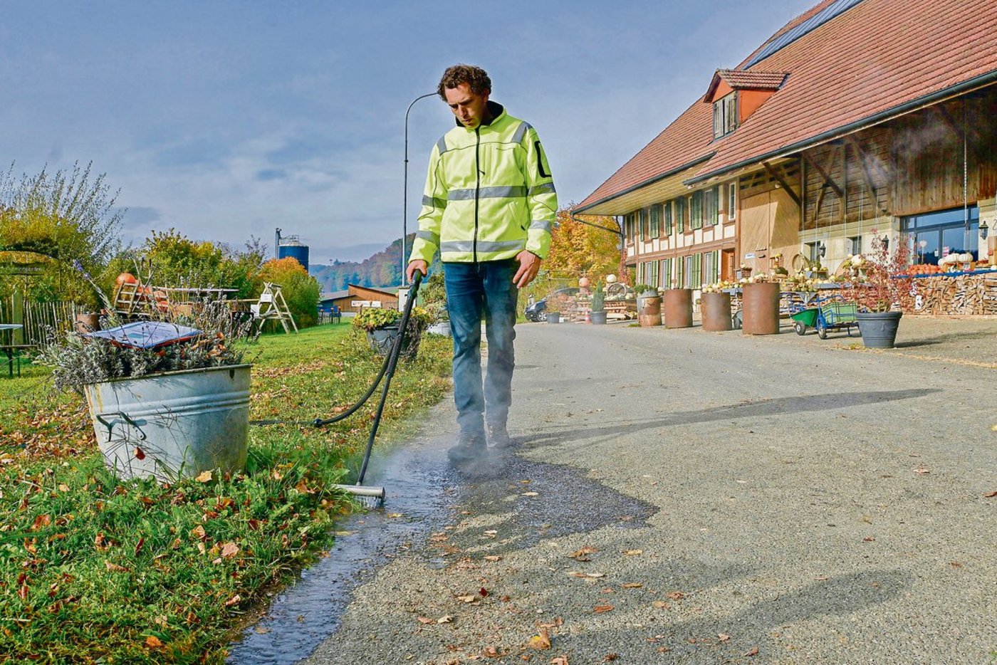 Hanspeter Bleuler zeigt vor, wie der Eco Weedkiller funktioniert. 100 Grad heisses Wasser läuft vorne aus der Lanze und zerstört so die grünen Pflanzenzellen.(Bilder Jasmine Baumann)