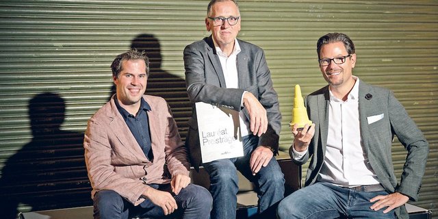 Mit Hans Haslebacher (Mitte), leisteten auch Dominik Füglistaller (links) und Marcel Meister (rechts), vom Unternehmen Swissflax, grossen Einsatz für die Textilproduktion aus heimischer Naturfaser. (Bild Swissflax)