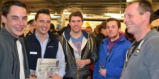 Gute Stimmung am Apéro der «BauernZeitung» herrschte unter diesen Jungbauern. (Bild Alois Heinzer)