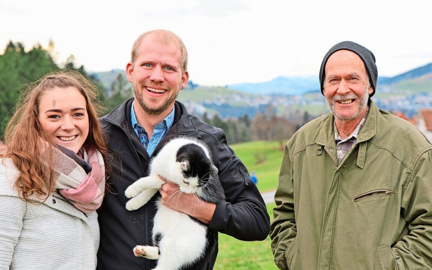 Sandra Graf und Matthias Kern (mit Katze) pachteten 2024 den Landwirtschaftsbetrieb «Hof Langenegg» von Hansueli Zähner (rechts). Kern und Zähner lernten sich über die Stiftung zur Erhaltung bäuerlicher Familienbetriebe kennen. 