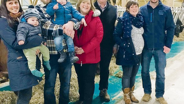 Die Pächterfamilie Emmenegger im neuen Kuhstall (v. l. n. r.): Sandra Lehner und Martin Emmenegger mit Cédric und Adrian, Doris und Hugo Emmenegger, Manuela und Lukas Emmenegger.